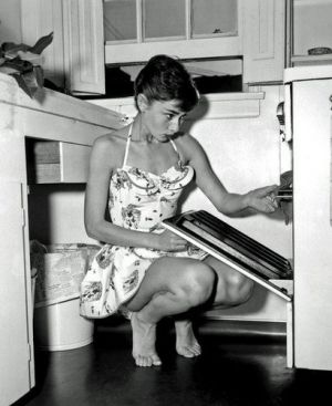 Audrey Hepburn costumes - audrey_hepburn swimsuit - vintage look.jpg
